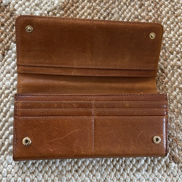Tory Burch leather envelope continental wallet in tan - Picture 2 of 9